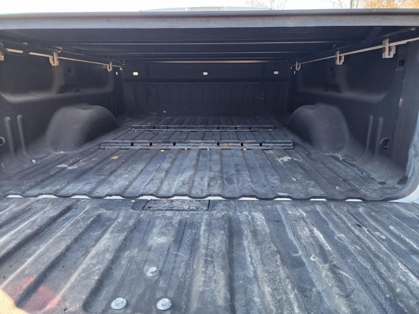 2011 WHITE /Black GMC Sierra 2500HD SLT Crew Cab 4WD (1GT121CG3BF) with an 6.0L V8 OHV 16V FFV engine, 6-Speed Automatic transmission, located at 1221 Madison St., Shelbyville, TN, 37160, (931) 680-9439, 0.000000, 0.000000 - Photo#5